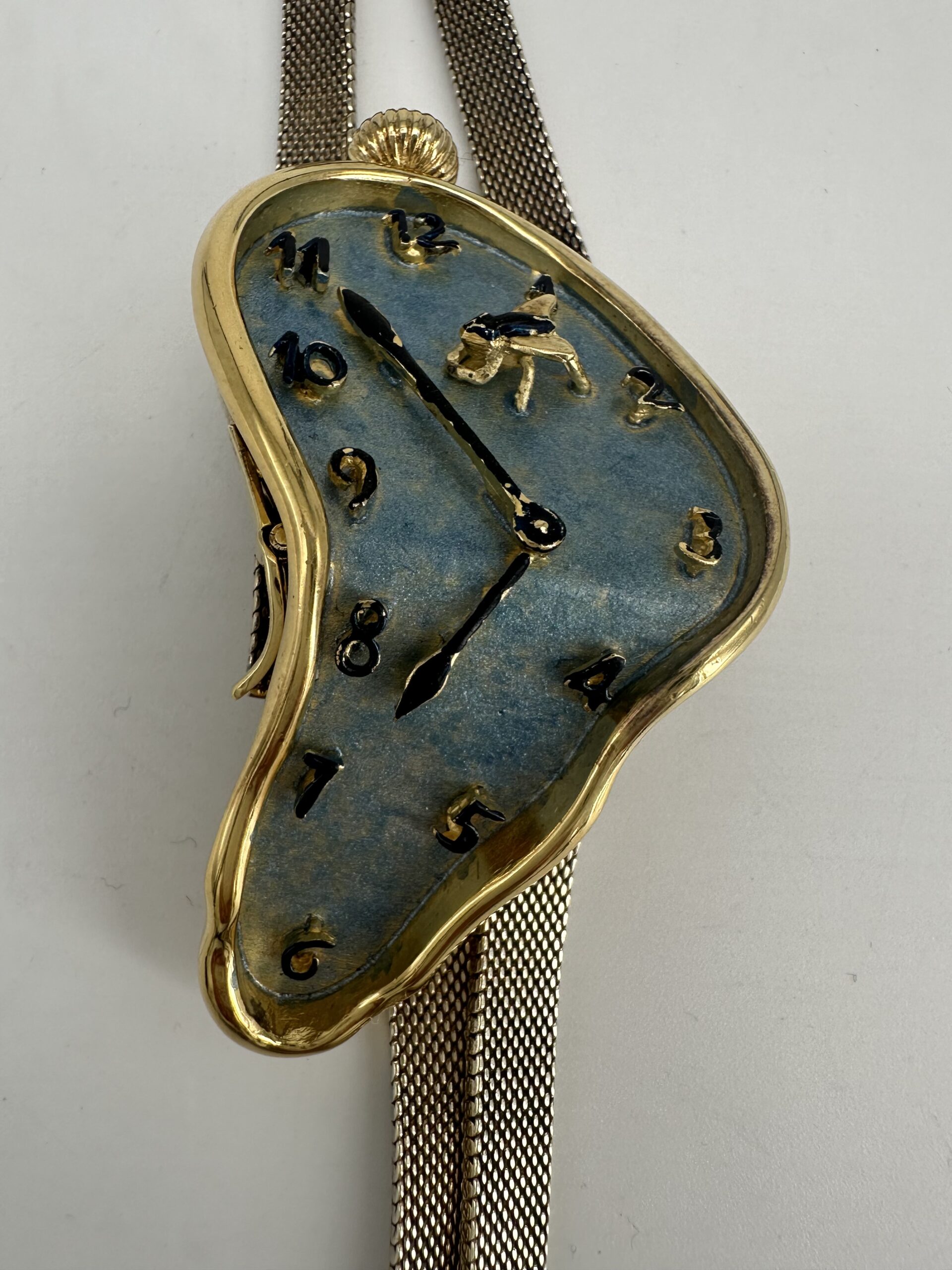 Reloj pulsera fondo azul